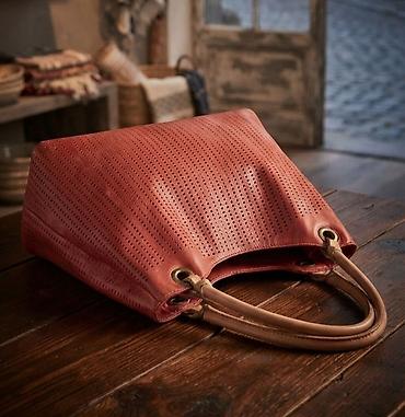 Kožna torba – perforirani tote dizajn - Materijal: prava koža sa na lalafo.rs Kožna torba – perforirani tote dizajn - Materijal: prava koža sa
