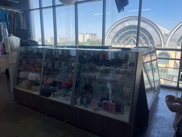 полка магазина: Продаю витрины 8 шт стеклянные в хорошем состоянии