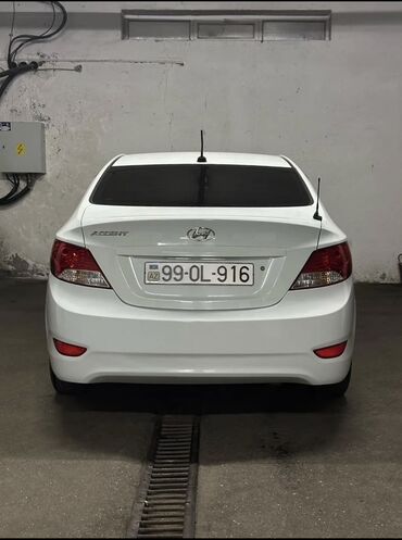 hediye qutusu: Hyundai Accent: 1.6 l | 2012 il Sedan