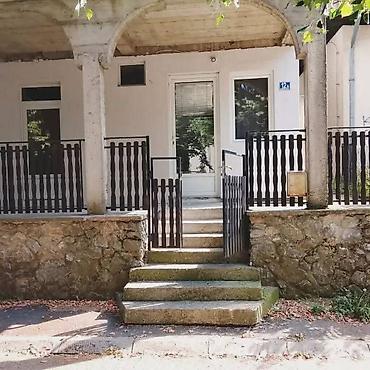 Stan na dan: Garsonjera - Prizemni ulaz kroz ograđenu terasu sa stepeništem i — 1