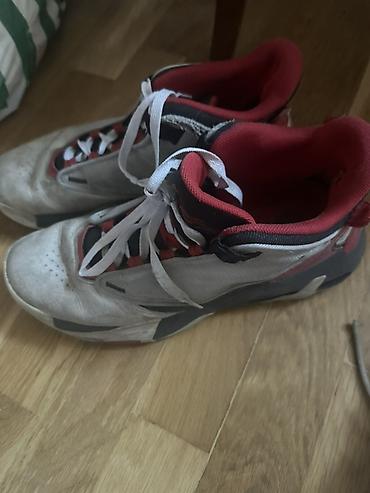 Şəxsi əşyalar: Nike idman ayaqqabıları – 2 cüt 1) Jordan basketbol ayaqqabısı - — 2