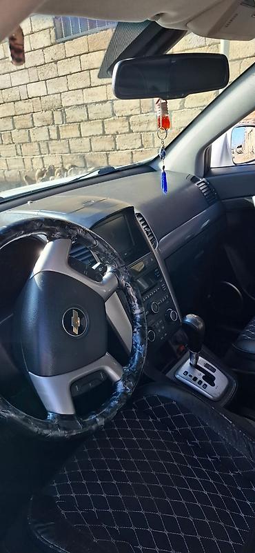 spoyler: Chevrolet Captiva – ağ rəngli, 5 qapılı SUV Xarici: - Ağ kuzov, qara — 4