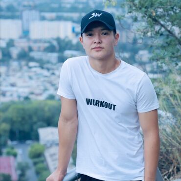 Футболки: Белая футболка с надписью WORKOUT. Простая, но стильная футболка из