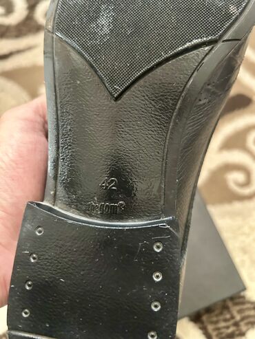 Ayaqqabılar: Klassik kisi ayaqqabisi, deridi, az geynilib, bahali ayaqqabidi,razmer — 9