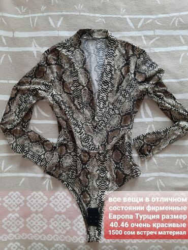 Другая женская одежда: Джинсовый комбинезон синего цвета с классическим дизайном. Модель — 15