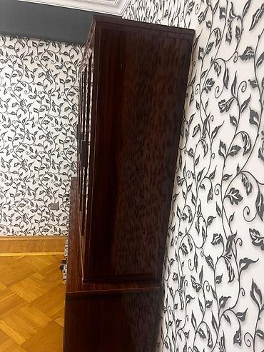 Буфеты: Şkaf-vitrin (qonaq otağı üçün) - Material: Ağ içlikli, qəhvəyi taxta — 3