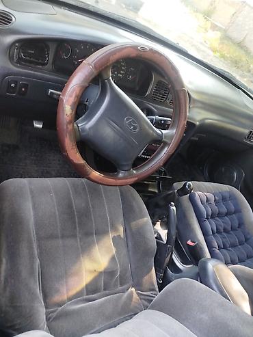 Унаа сатуу: Hyundai Sonata: 1998 г., 2 л, Кол менен иштөөчү, Бензин, Седан — 5