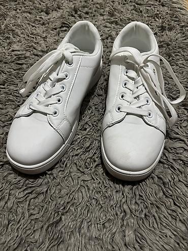 hilfiger: 23azna alinib 15azna satlr 1defe geynlb seliqelidi 38-39 razmer — 1