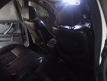 Mercedes-Benz: Mercedes-Benz E-Class (W210) sedan – ağ rəng. Xüsusiyyətlər: - Kuzov — 6