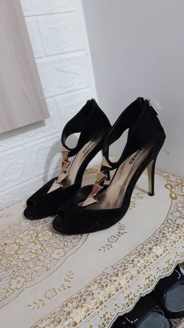 женские красивые туфельки: Туфли 37.5, цвет - Черный