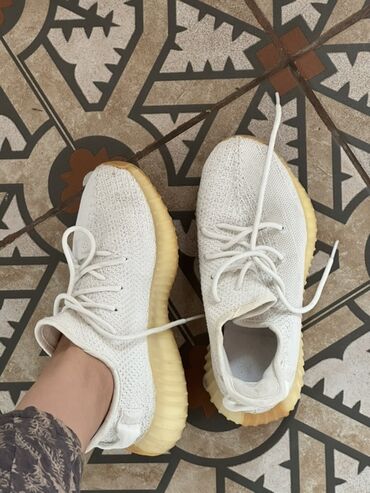 лоро пиано лоферы мужские: Кроссовки Adidas Yeezy Boost 350 V2 в белом цвете представляют собой