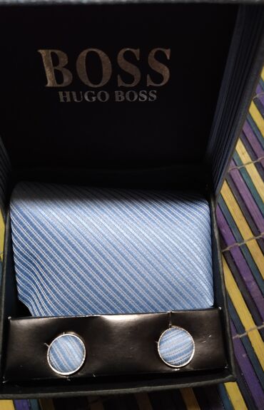 Ostala muška odeća: Hugo Boss komplet kravata manzetne i maramica novo 100% svila.Boja je