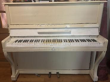 tap az piano: Açıq krem rəngdə akustik dik pianino - Korpus: klassik düz üstlü dik — 3