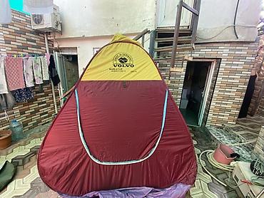 Çadırlar: XXL ölçülü turist çadırı. Üzərində “VOLVO”, “Made in Germany”, “World — 1
