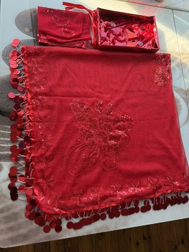 Xonça: Qırmızı rəngdə, pulcuqlar və naxışlarla bəzədilmiş bəzək dəsti. Dəstə -da lalafo.az — 9 Xonça: Qırmızı rəngdə, pulcuqlar və naxışlarla bəzədilmiş bəzək dəsti. Dəstə — 9