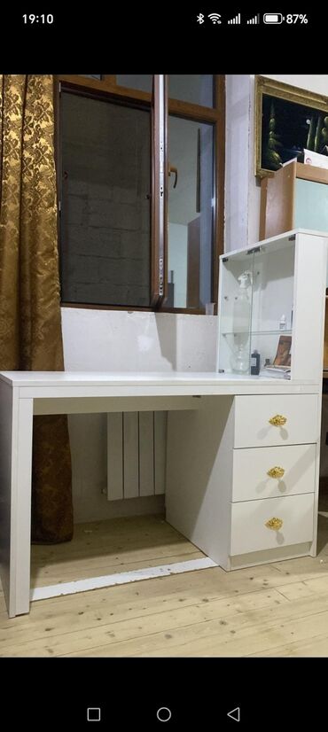 Mebel: İşlənmiş, Manikür üçün masa, Güzgüsüz