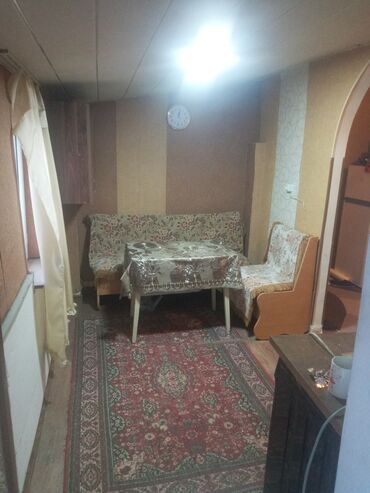 1 otaqlı kirayə evlər: Metro elmlərə yaxın bir otaglı heyet evi kirayə verilir girisi tam