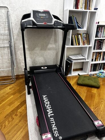Qaçış trenajorları: Marshall Fitness markasına aid qara rəngli qaçış zolağı. Bu cihaz