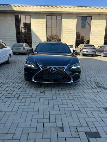 лехсуз ес: Элегантный седан Lexus ES 300h в темно-синем цвете, оснащенный мощным