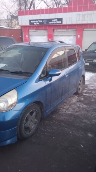 коробка бус: Honda Fit: 2004 г., 1.3 л, Вариатор, Бензин, Бус