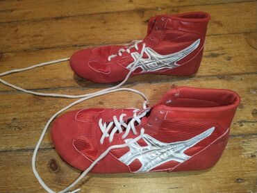 Boşqablar: Məhsul: Asics güləş ayaqqabısı - Rəng: Qırmızı, yanlarda iri ağ Asics