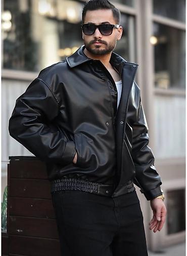 ust geyimləri: Kişi üçün qara dəri görünümlü qısa model gödəkçə - Material: parlaq — 1