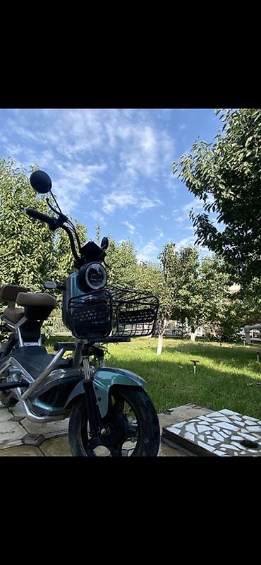 бир: Электрический скутер/мопед городского типа. - Компоновка: низкая рама — 1