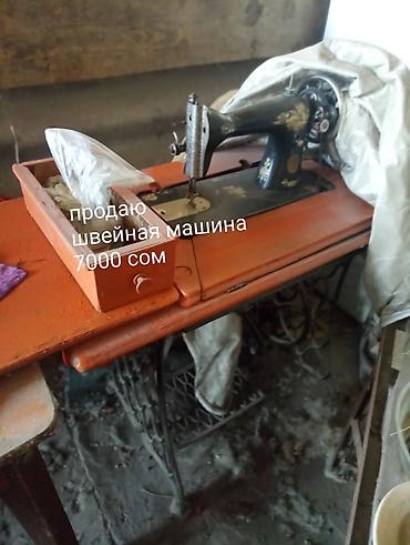 скупка пе: Швейная машина на ножной платформе с рабочим столом и выдвижным ящиком — 1