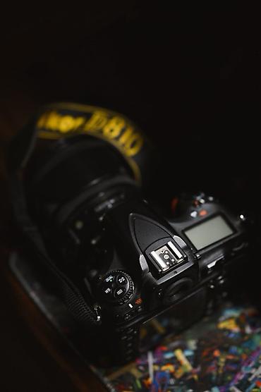 В продаже полноформатная зеркальная камера Nikon D810 с объективом