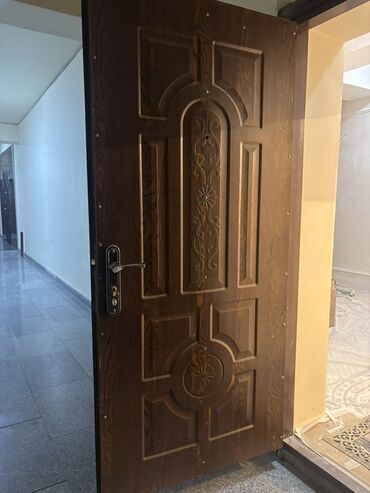 Пластиковые двери: Для квартиры Б/у Входная дверь 90х205 см С замком, Самовывоз, Платная доставка