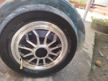 Другой электротранспорт: Гироскутер с ярким корпусом под "космическую" тематику, который — 4