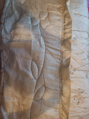 бамбуковое одеяло плюсы: Продаю двуспальное одеяло б/у в хорошем состоянии. Размер 2 м.×2 м. 30