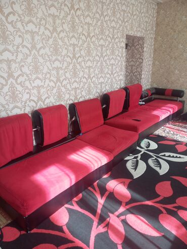 мебель спальная: Прямой диван, цвет - Красный, Б/у
