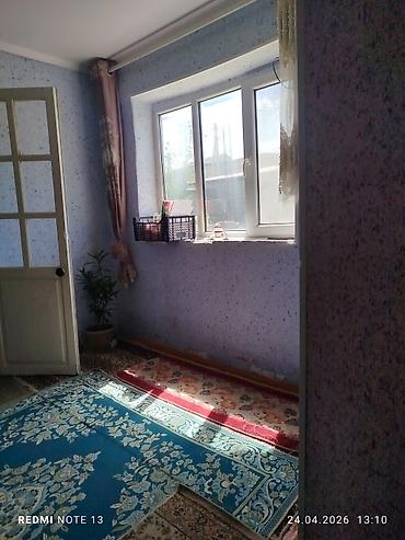 Светлая комната с окном и дверью - Просторная комната с большим