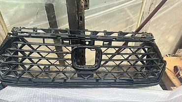 ford transit v347: Avtomobilin ön bamperi üçün qara radiator barmaqlığı (panjur). Üstən — 1