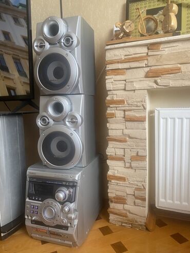Sırğalar: Samsung MAX-VB550 mini audio sistemi və LG akustik kolon