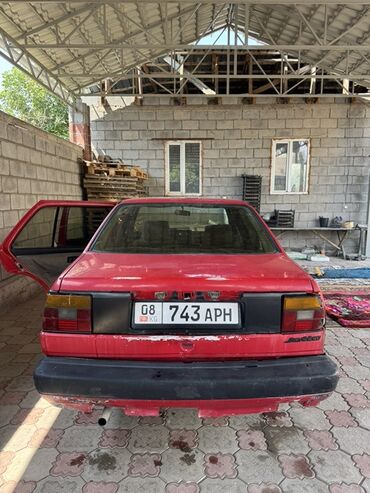 полироль авто: Красный седан Volkswagen Jetta, предназначенный для передвижения