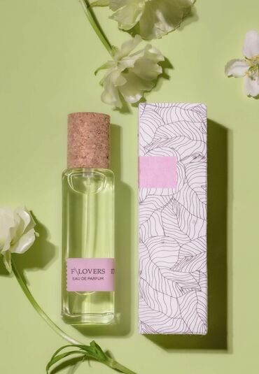 Ətriyyat: F/Lovers Eau de Parfum şüşə qablaşmada. Şüşə qabının üzərində markanı