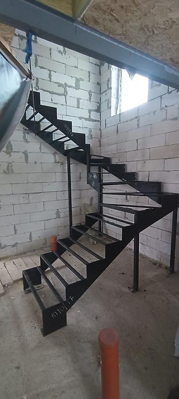 Металлические лестницы: Металлическая лестница Для дома, Форма лестницы: Г-образная, Стиль: Лофт — 2