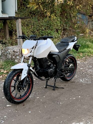 мото чопер: Городской мотоцикл-нейкид белого цвета. Год 2022. На ходу вложения