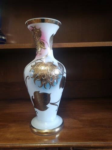 Антикварные вазы: Продам вазу. Чешское цветное стекло. Новая. Высота 40 см. Антиквариат