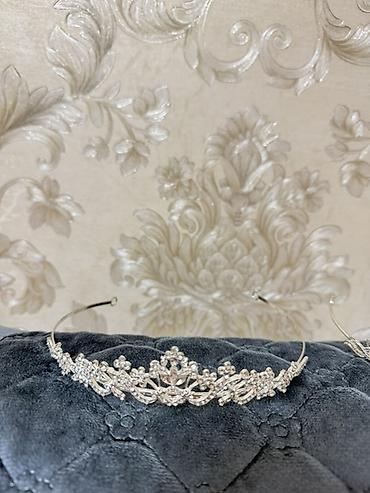 sac aksesuarları: Məhsul: Zərif saç diademləri (2 model) Xüsusiyyətlər: - Rəng: Gümüşü — 2