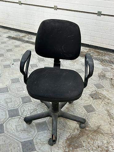 komputer kreslo: Ofis kreslosu – qara rəngdə, yumşaq oturacaq və arxa hissə. - — 1