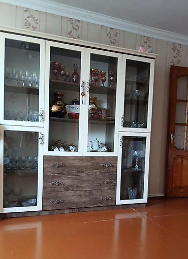Мебель: Vitrinli qab-qacaq dolabı - Ümumi dizayn: krem rəngli çərçivə və — 1