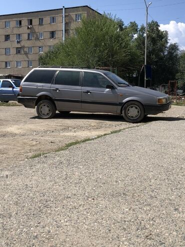 айнек машина: Универсал Volkswagen Passat B3, выполненный в сером цвете. Автомобиль