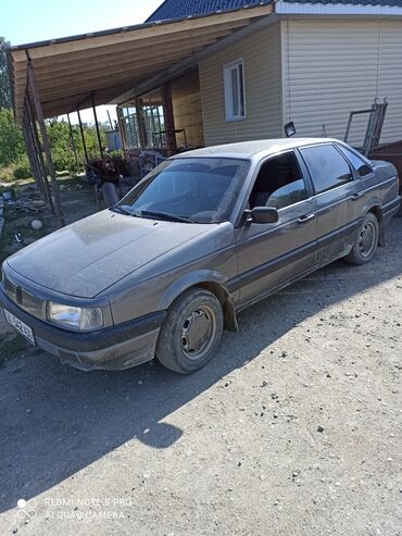 аварний авто: Volkswagen Passat: 1990 г., 1.8 л, Механика, Бензин, Седан