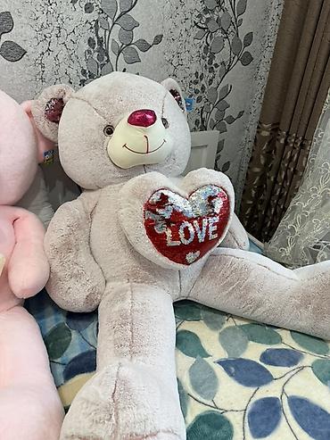 стик бот: Большой плюшевый мишка с сердцем LOVE. - Цвет — 1