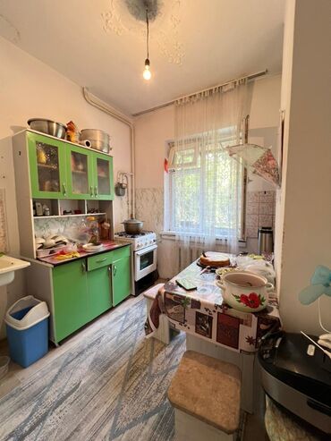 суточные квартиры в бишкеке дешево восток 5: 2 комнаты, 50 м², 105 серия, 2 этаж, Старый ремонт