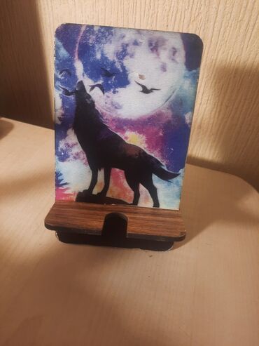 panel cit: Ağac əsaslı masaüstü telefon dayağı. Üst hissədə gecə səması fonunda