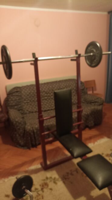 Rekviziti za vežbanje: Višenamenska klupa za vežbanje sa stalkom za šipku i setom tegova. - — 6